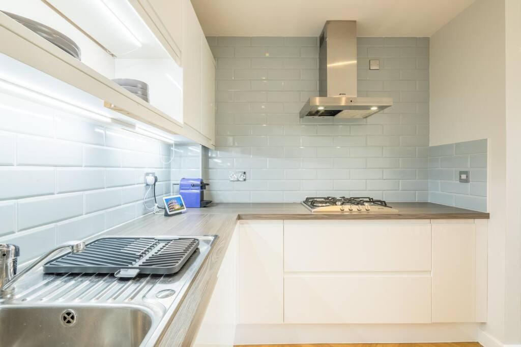 Executive 2Br Apartment Next To Station + Parking CBG Εξωτερικό φωτογραφία