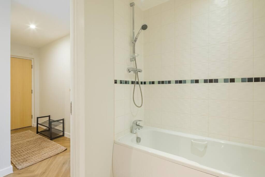 Executive 2Br Apartment Next To Station + Parking CBG Εξωτερικό φωτογραφία