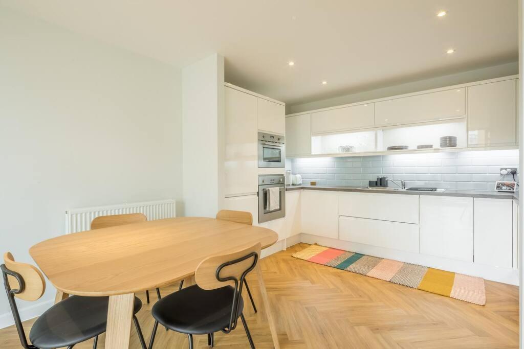 Executive 2Br Apartment Next To Station + Parking CBG Εξωτερικό φωτογραφία