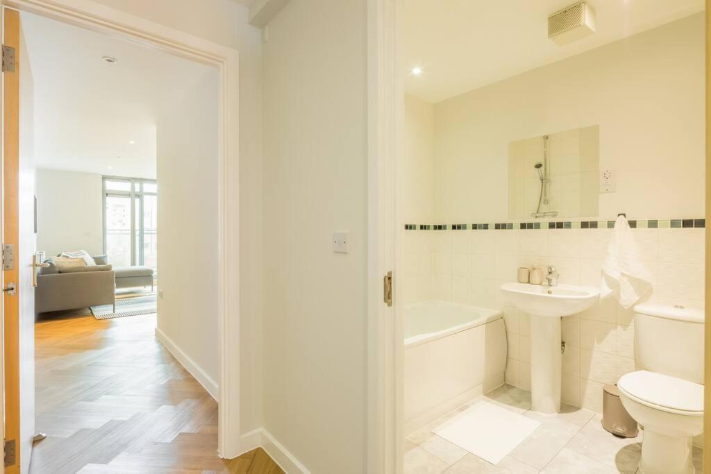Executive 2Br Apartment Next To Station + Parking CBG Εξωτερικό φωτογραφία
