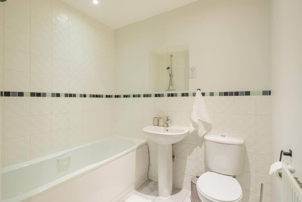 Executive 2Br Apartment Next To Station + Parking CBG Εξωτερικό φωτογραφία