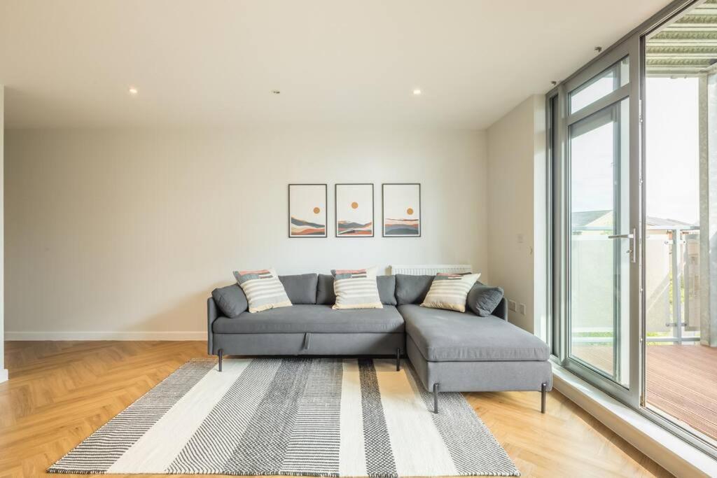 Executive 2Br Apartment Next To Station + Parking CBG Εξωτερικό φωτογραφία