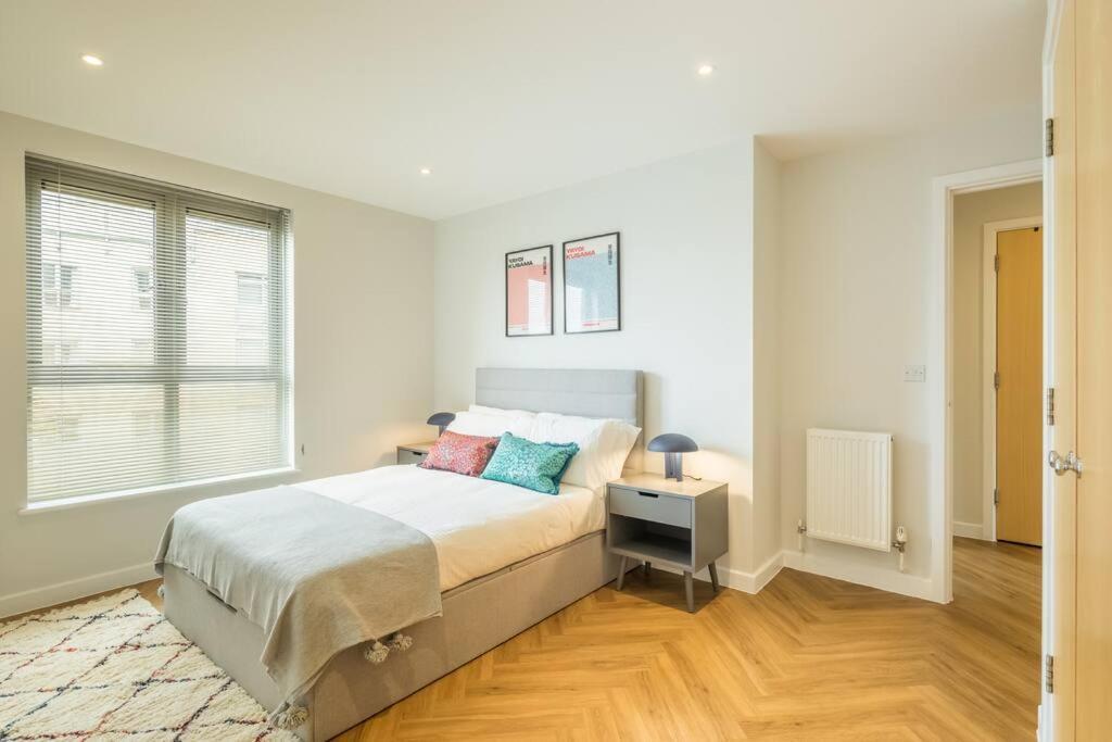 Executive 2Br Apartment Next To Station + Parking CBG Εξωτερικό φωτογραφία